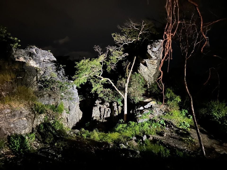 Paredão de rocha iluminado à noite no Haras São Bento do Ribeirão