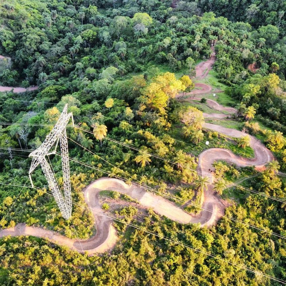Vista aérea do circuito de trilhas sinuosas de mountain bike no meio da mata