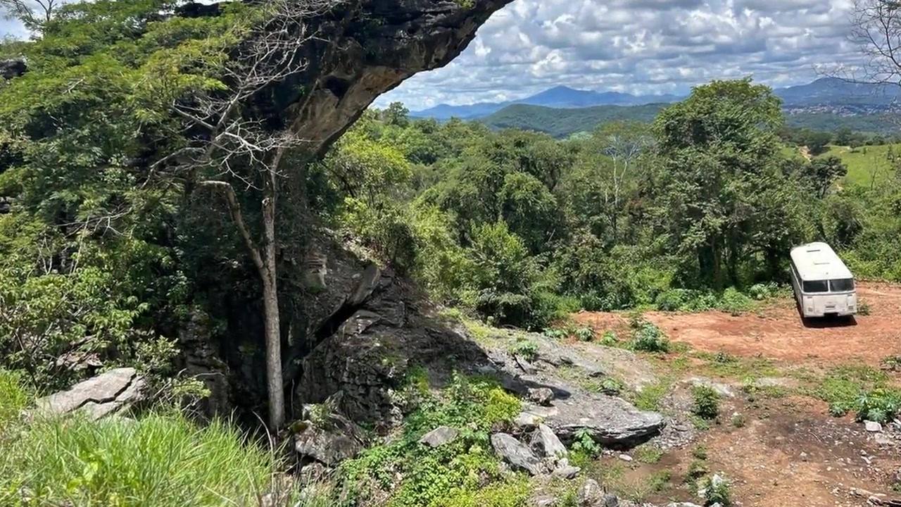 Vista do vale e da serra a partir do mirante de pedra do Haras São Bento do Ribeirão